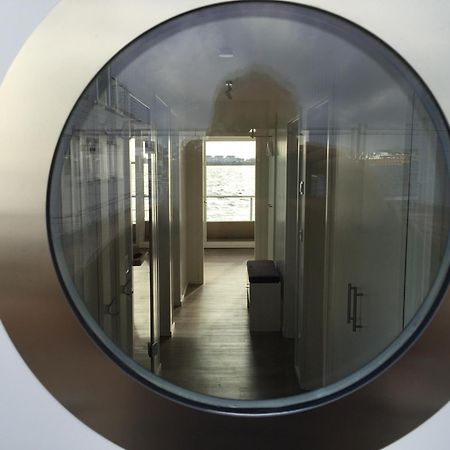 Schwimmendes Ferienhaus Antares One By Seeblick Ferien Oro, Rundum Wasser, Sauna Olpenitz Extérieur photo