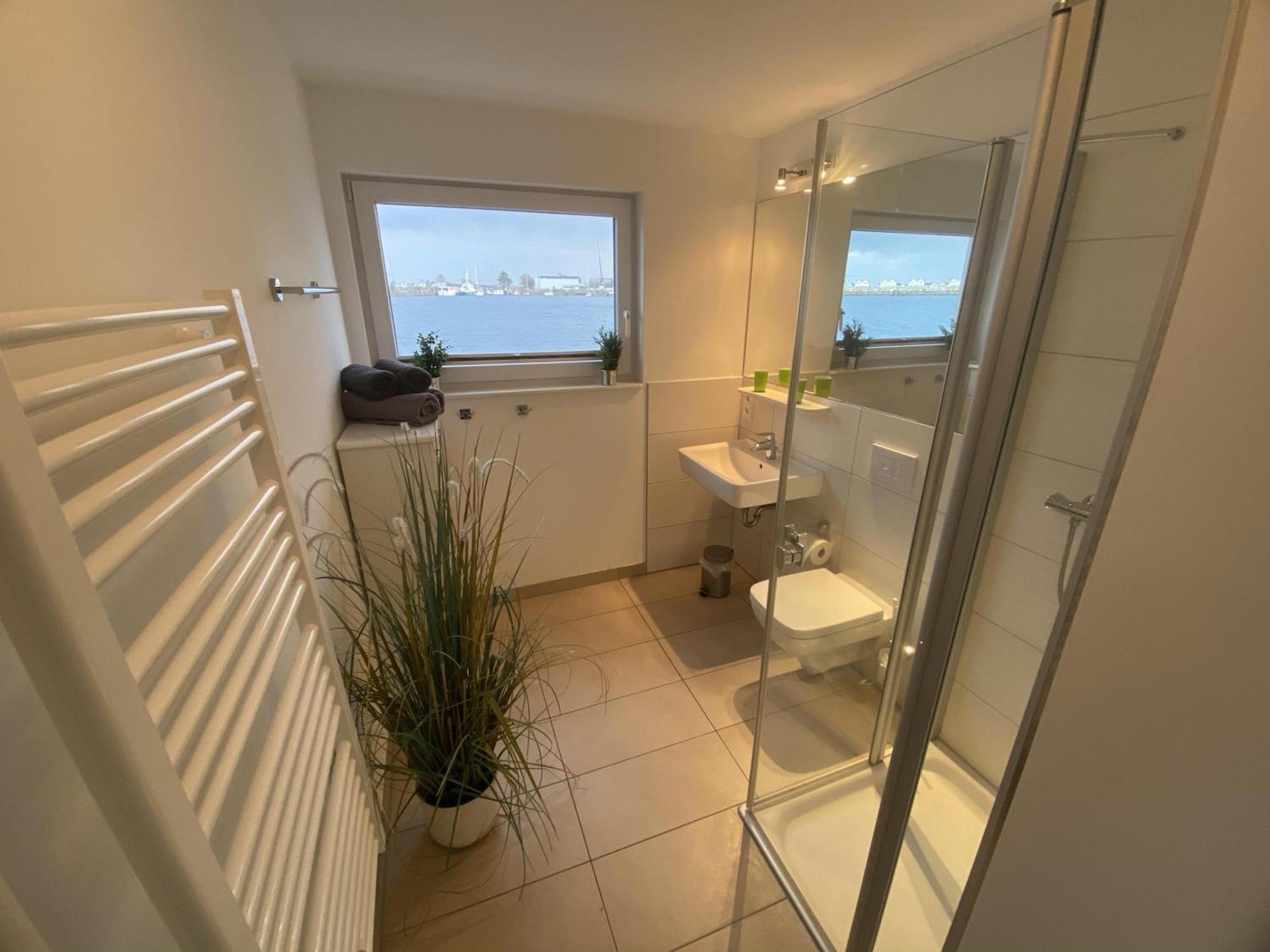 Schwimmendes Ferienhaus Antares One By Seeblick Ferien Oro, Rundum Wasser, Sauna Olpenitz Extérieur photo