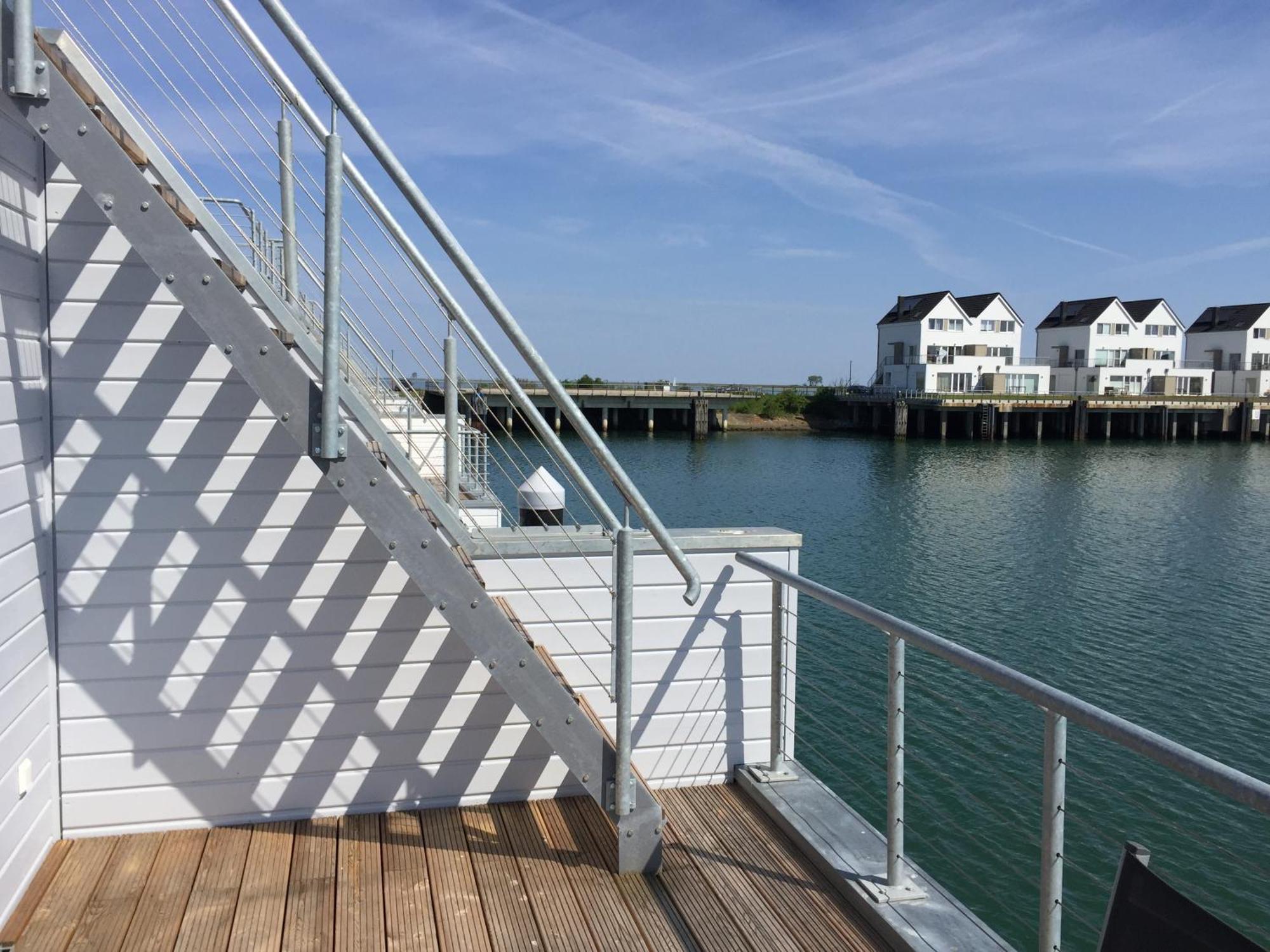 Schwimmendes Ferienhaus Antares One By Seeblick Ferien Oro, Rundum Wasser, Sauna Olpenitz Extérieur photo